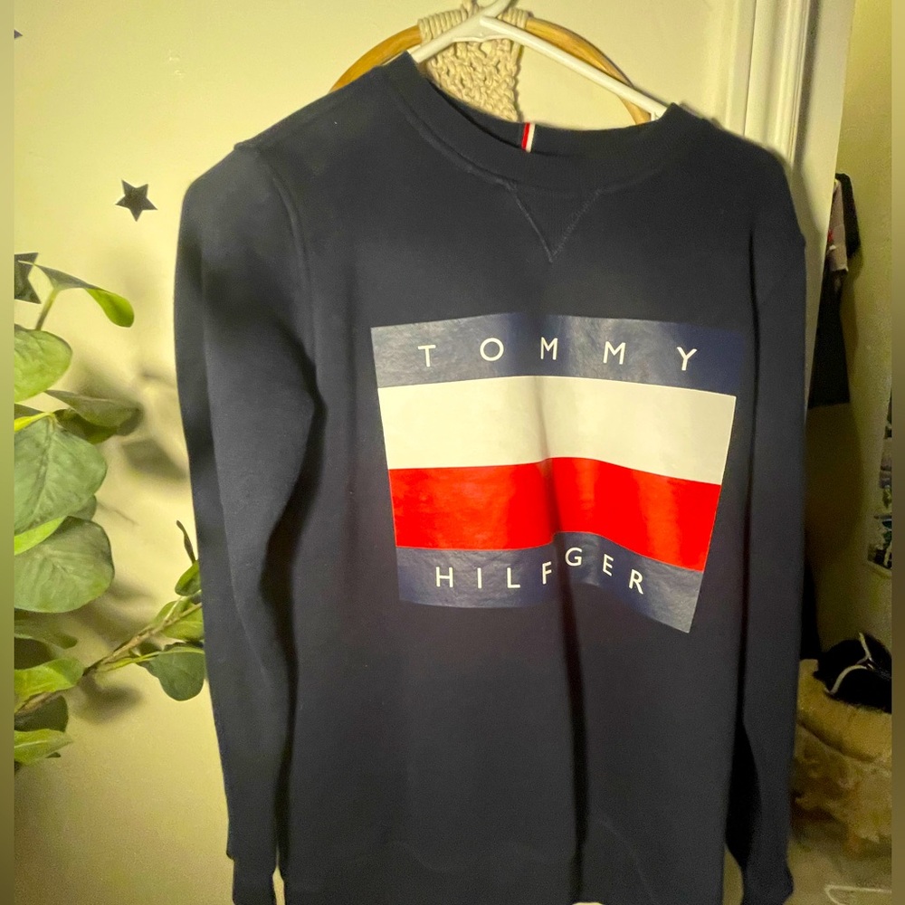 Tommy Hilfiger Sweatshirt, Black and very comfortable, Size XL in kids.
